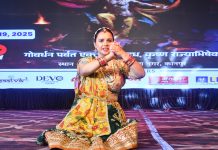 छोटे बड़े कलाकारों ने अपनी मनमोहक प्रस्तुतियों से भगवान की आराधना दिखाई